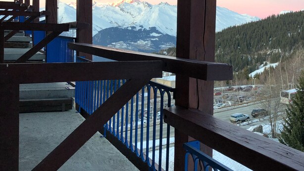 A wooden balcony with a metal railing overlooking a snowy mountain landscape. - Apartment 4/5 PERS ARCS 1800 - WIFI (Arc 1800)