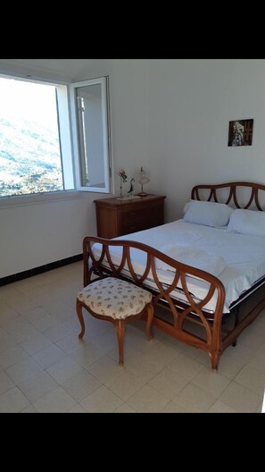 3 bedrooms, iron/ironing board, bed sheets