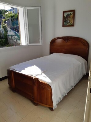 3 bedrooms, iron/ironing board, bed sheets