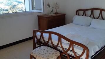 3 quartos, ferros/tábuas de passar roupa, roupa de cama