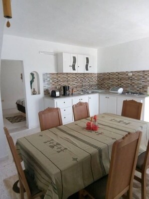 Deluxe Apartment | Private kitchen | Fridge, stovetop, coffee/tea maker, electric kettle - Dar Sonia (Djerba Ajim)