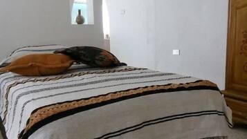 Deluxe Apartment | Iron/ironing board, free cots/infant beds, free WiFi, bed sheets
