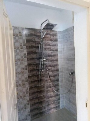 Deluxe Apartment | Bathroom shower