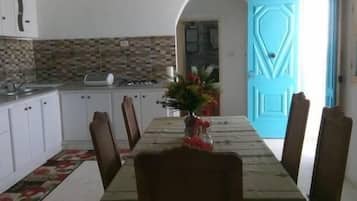 Deluxe Apartment | In-room dining