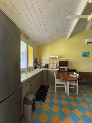 Microonde, macchina per tè/caffè, tostapane, tavolo da pranzo