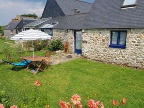 Outdoor dining - Typical Breton cottage in a hamlet on Cap de la Chèvre (Crozon)
