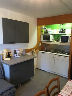 Kjøleskap, mikrobølgeovn, ovn og kokeplater