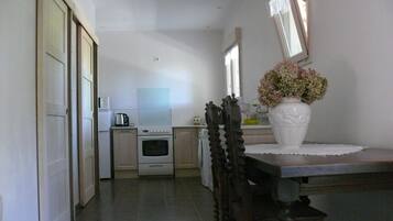 Een koelkast, een microgolfoven, een oven, een kookplaat