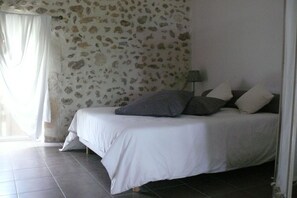 1 bedroom, iron/ironing board, travel cot, free WiFi