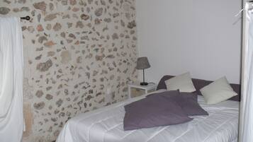 1 slaapkamer, een strijkplank/strijkijzer, reisbedje, gratis wifi