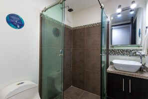 Suite presidencial, 3 habitaciones | Baño | Regadera, amenidades de baño gratuitas, toallas