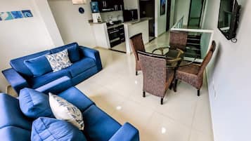 Suite, 1 habitación (Mini) | Zona de estar | Televisión LED de 32 pulgadas con canales por cable, una televisión