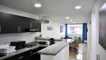 Cafetera/tetera, mesa de comedor