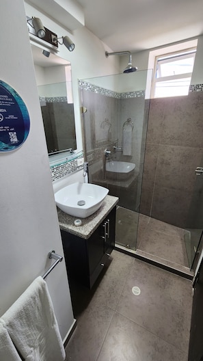 Junior Suite, 1 Bedroom (3) | Bathroom