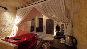 Quarto casal luxo (Ambar Cave) | Frigobar, individualmente decorados, Wi-Fi de cortesia, roupa de cama