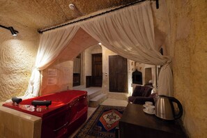 Deluxe tweepersoonskamer (Ambar Cave) | Een minibar, individueel gedecoreerd, gratis wifi, beddengoed