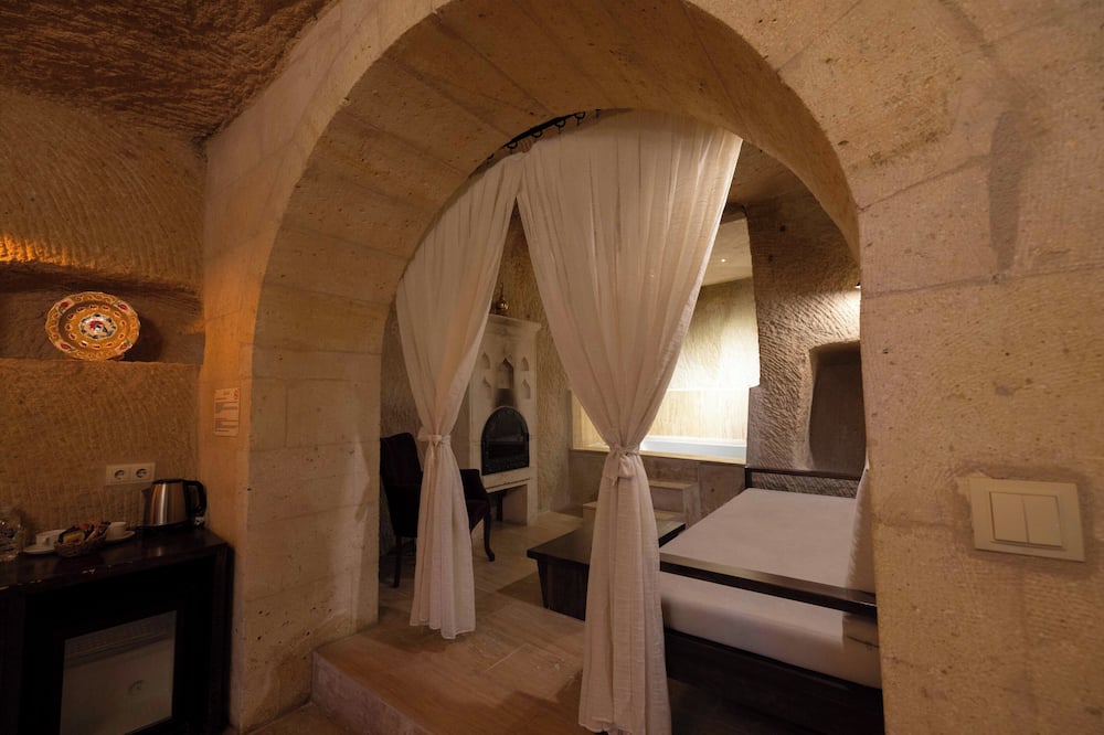 Tafana Cave & Stone Lodge