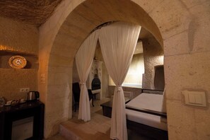 Fjölskylduherbergi með tvíbreiðu rúmi | Stofa | 32-tommu LED-sjónvarp með gervihnattarásum, sjónvarp.