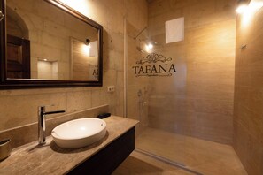 Deluxe Double Room (Kemer Stone) | Bathroom | Shower, designer toiletries, hair dryer, slippers - Tafana Cave & Stone Lodge (Ürgüp)