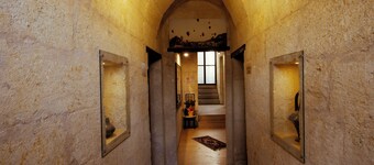 Tafana Cave & Stone Lodge