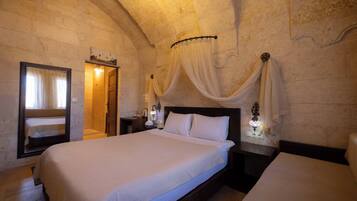 Deluxe tweepersoonskamer (Kemer Stone) | Een minibar, individueel gedecoreerd, gratis wifi, beddengoed