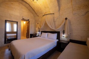 Deluxe tweepersoonskamer (Kemer Stone) | Een minibar, individueel gedecoreerd, gratis wifi, beddengoed