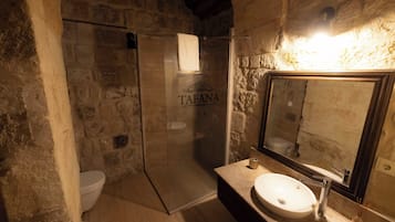 Deluxe Double Room (Ambar Cave) | Bathroom | Shower, designer toiletries, hair dryer, slippers