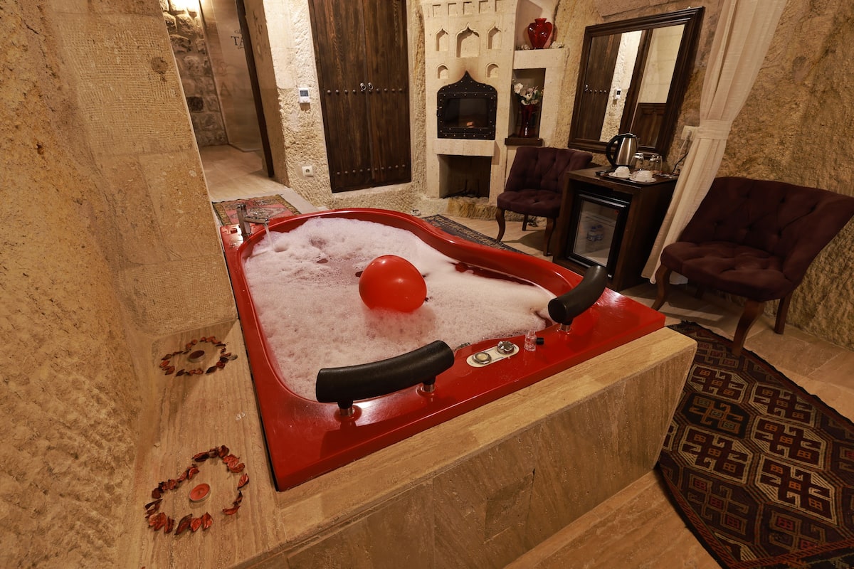 Deluxe Double Room (Ambar Cave)