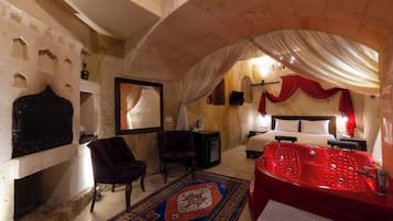 Deluxe Double Room (Ambar Cave) | Minibar, individually decorated, free WiFi, bed sheets