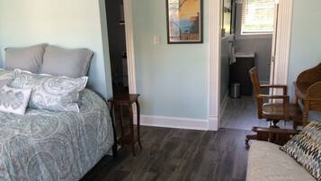 Bureau, fer et planche Ă repasser, Wi-Fi, draps fournis