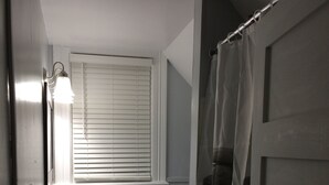 Ein Badezimmer mit Waschbecken, Toilette und Fenster.