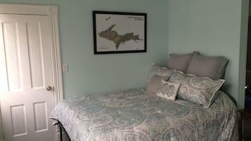 Desk, iron/ironing board, WiFi, bed sheets