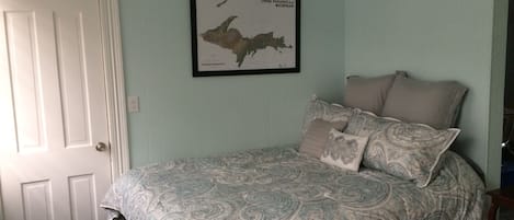 Desk, iron/ironing board, WiFi, bed sheets