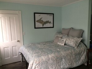 Desk, iron/ironing board, WiFi, bed sheets