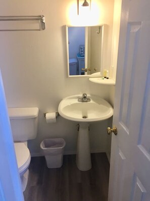 Pyyhkeet, saippua, vessapaperi