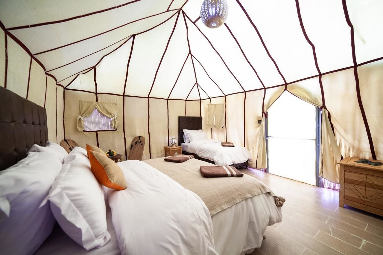 Escritorio, camas supletorias, wifi gratis y ropa de cama