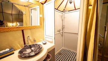 Tienda Deluxe | Baño | Ducha, cabezal de ducha tipo lluvia, toallas y jabón