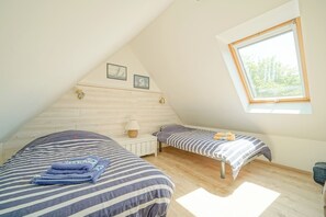 3 bedrooms, desk, soundproofing, iron/ironing board