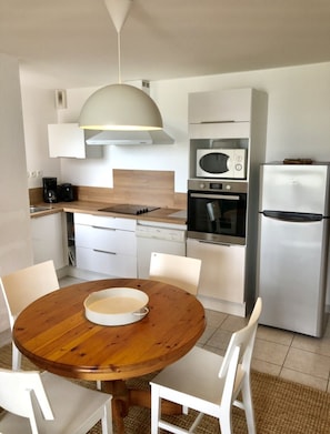 Réfrigérateur, micro-ondes, four, plaque de cuisson