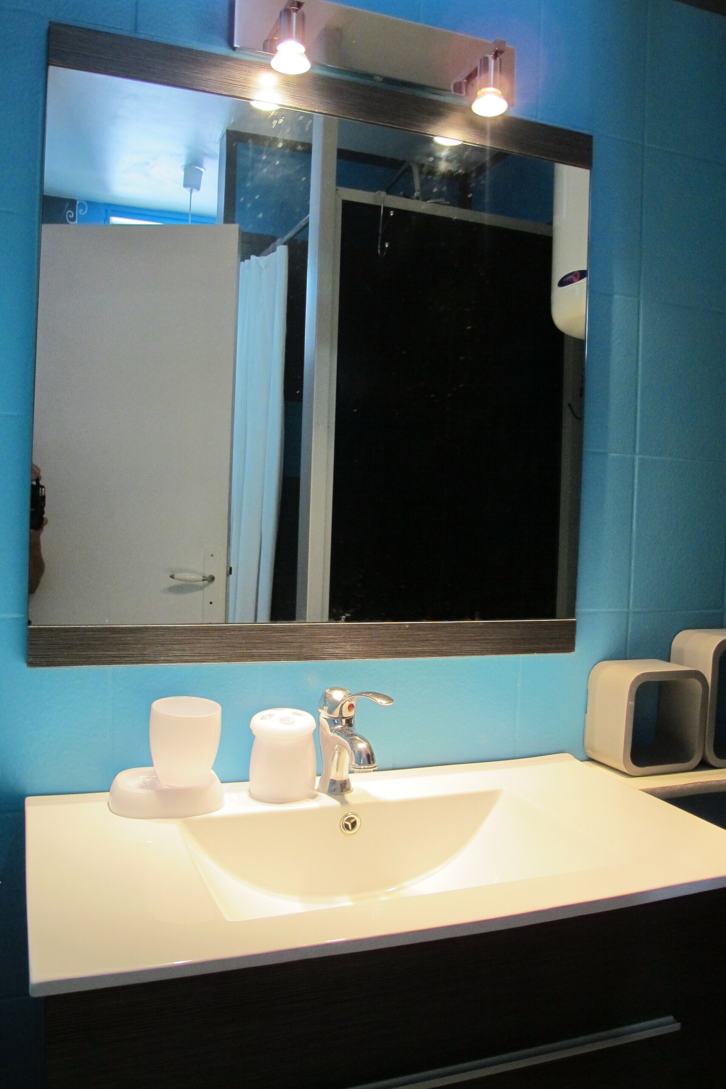 Regadera, secadora de cabello, toallas 