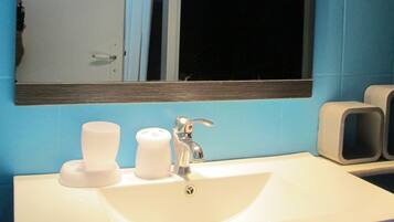 Suihku, hiustenkuivaaja, pyyhkeet