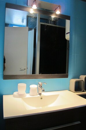 Regadera, secadora de cabello, toallas 