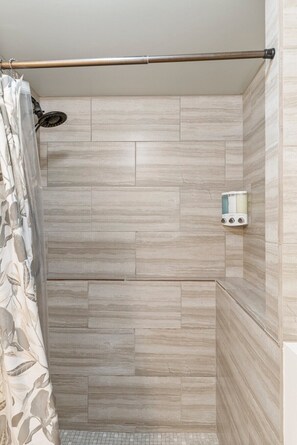 Regadera, secadora de cabello, toallas, papel de baño