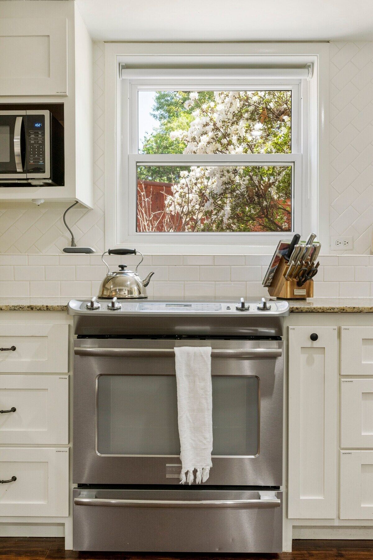 Refrigerador, microondas, horno y parrilla de estufa 