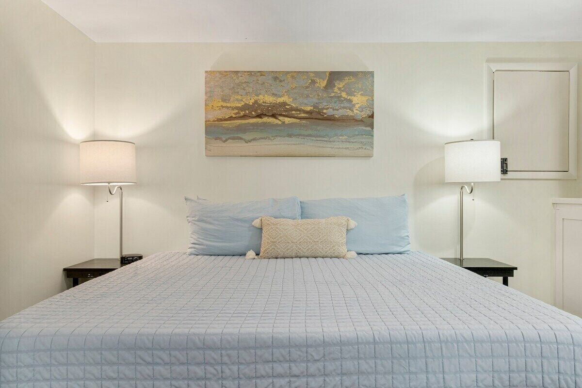 Iron/ironing board, travel crib, WiFi, bed sheets
