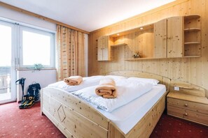Quarto casal básico, sacada, vista para o jardim | Escrivaninha, espaço de trabalho para notebook, Wi-Fi de cortesia