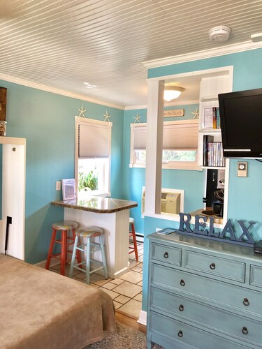 Beach Bliss! Cozy Ocean-Block Efficiency – 150 Steps to Sand, Partial Weeks OK!