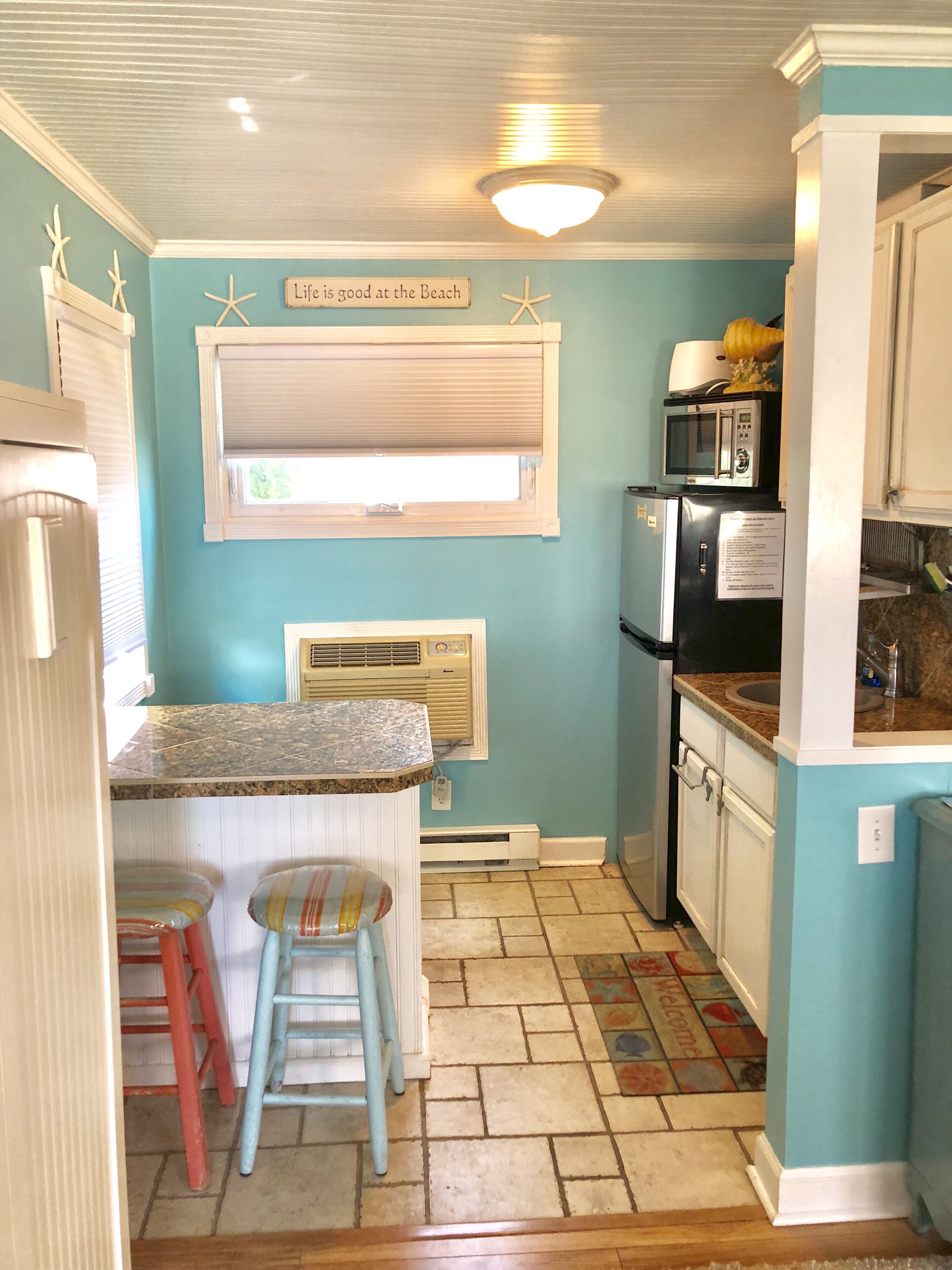 Kühlschrank, Mikrowelle, Wasserkocher mit Kaffee-/Teezubehör, Toaster