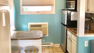 Kühlschrank, Mikrowelle, Wasserkocher mit Kaffee-/Teezubehör, Toaster