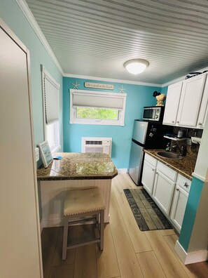 Kühlschrank, Mikrowelle, Wasserkocher mit Kaffee-/Teezubehör, Toaster